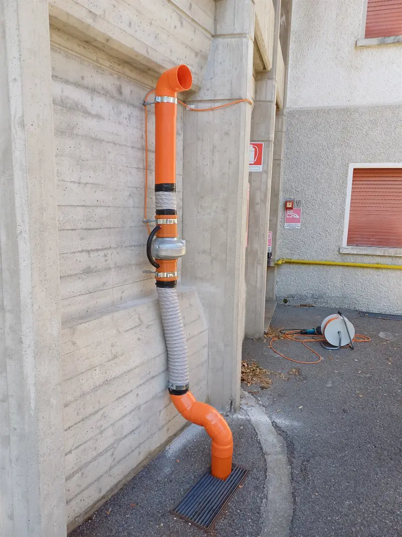 Sistema di bonifica radon a parete su un edificio commerciale