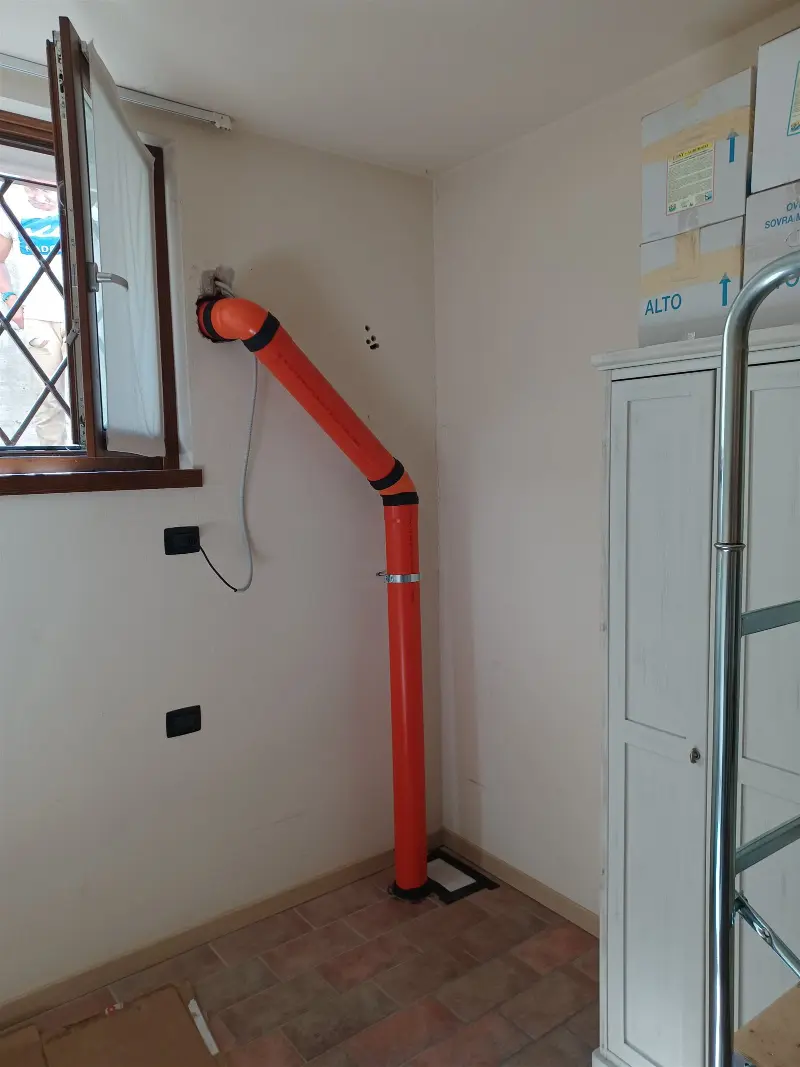 Punto di estrazione radon installato in un locale interno