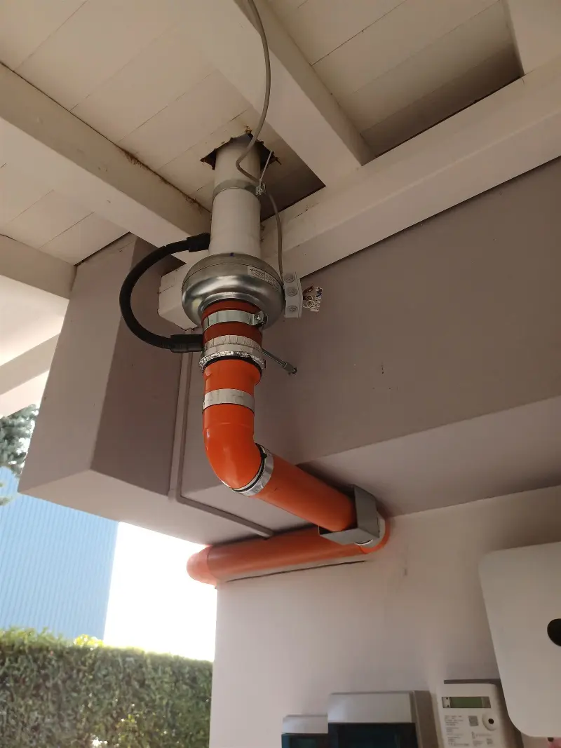 Linea di estrazione radon con silenziatore in un'autorimessa