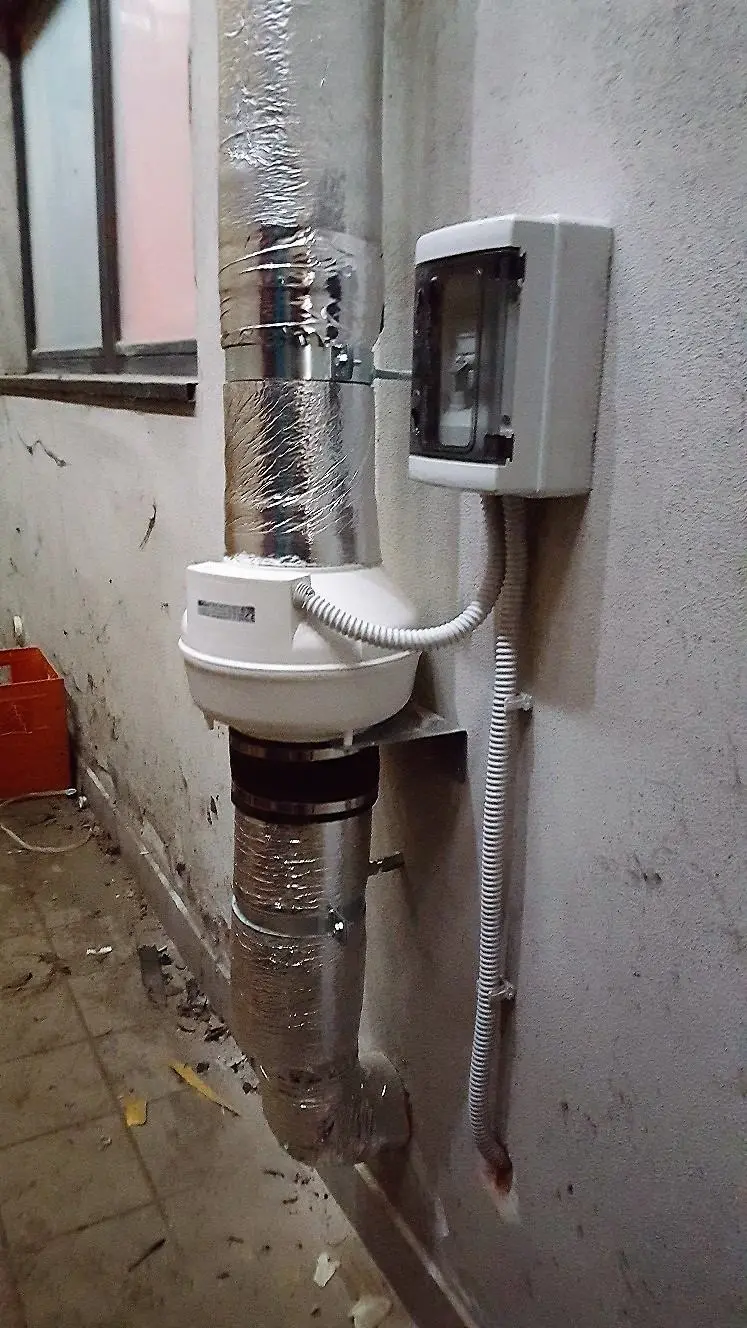 Estrattore radon a soffitto con canalizzazione coibentata
